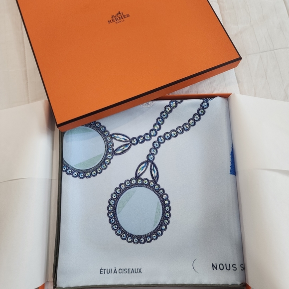 NIB Hermès Nous Sommes Inseparables Scarf 90 Blue - Picture 4 of 10